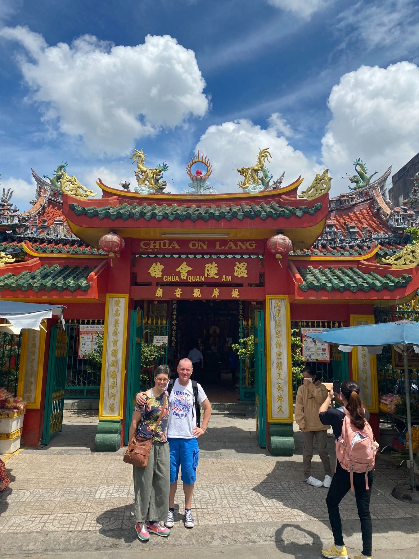 SaigonWalks guests in Chợ Lớn temple courtyard