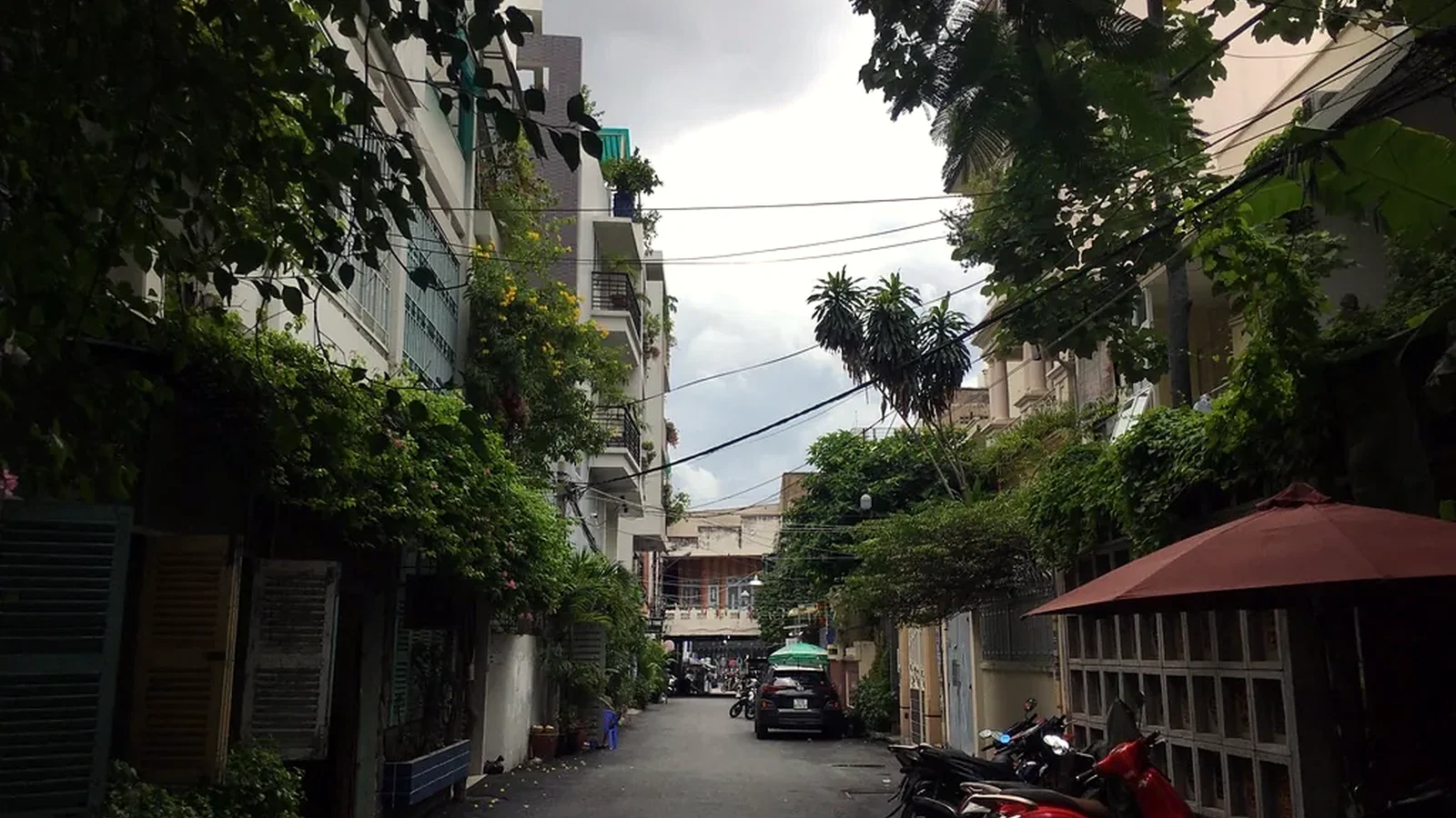 Inside a Saigon hẻm, where shade, density and everyday life overlap.